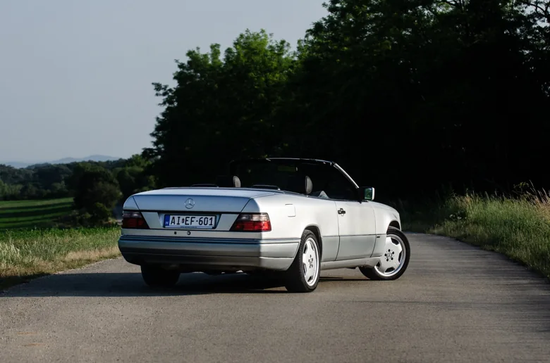Mercedes-Benz kabrió a fák árnyékában